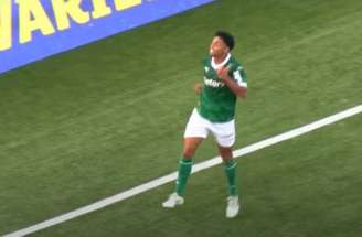 Reprodução/ YouTube Palmeiras - Legenda: Luighi comemora gol de pênalti pelo Palmeiras