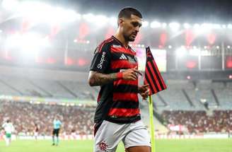 Varela em ação pelo Flamengo –