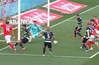 Reprodução - Legenda: Empate em 1 a 1 no clássico português adiou a decisão para a última rodada