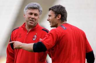 Photo by Lars Baron/Bongarts/Getty Images - Legenda: Shevchenko e Ancelotti em treino do Milan em 2005