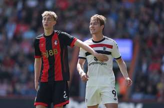 Huijsen (E) se destacou jogando pelo Bournemouth, da Inglaterra