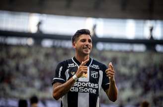 Jogadores do Ceará comemoram gol de Galeano, o segundo na partida –