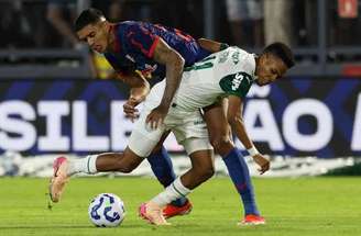 Cesar Greco/Palmeiras/by Canon) - Legenda: Estevão na tem vida fácil diante do Bragantino. Contudo,o líder Palmeiras se deu bem: venceu de virada, por 2 a 1