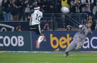 Ancelotti visitou a Neo Química Arena durante o confronto –