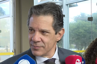 O ministro da Fazenda, Fernando Haddad, conversou com jornalistas nesta segunda-feira, 2