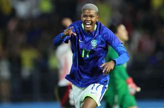 Marta começa como titular e leva o Brasil ao ataque. Mas recebe a marcação de Ishikawa.