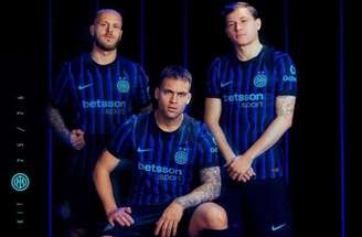 Detalhe do escudo da Inter na nova camisa para a temporada 2025/26 –