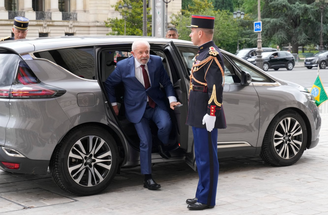 Lula desde de carro na França