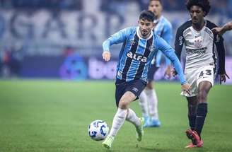 LUCAS UEBEL/GREMIO FBPA - Legenda: Cristian Oliveira em partida contra o Corinthians