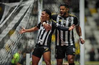 Dudu, estreando pelo Galo,  recebe a marcação de Ronaldo.