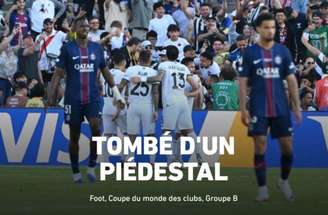 Jair encaixa a bola e evita um lance de perigo do PSG.