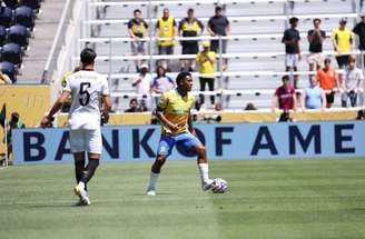 Lucas Ribeiro celebra gol ao lado de companheiro de Sundowns –