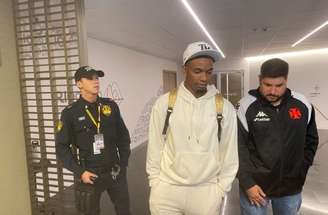 Thiago Mendes em ação com a camisa do Al Rayyan, do Qatar –