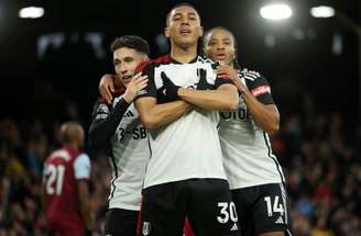 Centroavante está livre no mercado após deixar o Fulham, da Inglaterra –