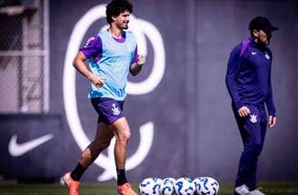 Goleiro Hugo Souza durante atividade no CT Joaquim Grava –