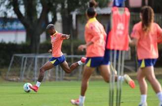 Jhonson em treino da Seleção Feminina –