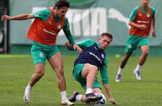Benedetti, Allan e Raphael Veiga durante treinamento na Academia de Futebol –