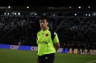 Fotos: Matheus Lima/Vasco. - Legenda: Diniz não gostou do segundo tempo do Vasco no revés para o Botafogo