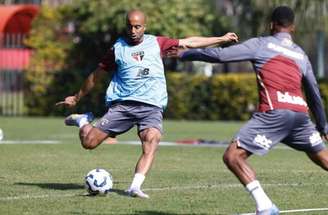 Esposa de Lucas desabafa após ataques nas redes sociais em cima do atacante do São Paulo –