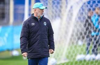 FOTO: LUCAS UEBEL/GREMIO FBPA - Legenda: Mano Menezes, técnico do Grêmio, acredita na classificação na Sul-Americana