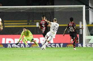 Santos tenta embalar no Brasileiro –