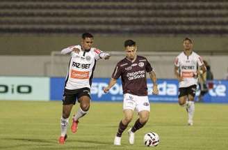 Fotos: Luis Miguel Ferreira/Ferroviária - Legenda: Athletic (de branco) vence a Ferroviária, fora de casa, sobe na tabela e afunda o rival