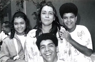 Foto de Preta com a mãe e os irmãos, disponível na biografia da cantora