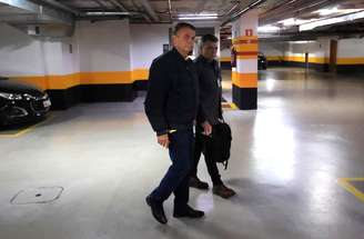 Ex-presidente Jair Bolsonaro na garagem do edifício onde fica a sede do PL em Brasília na última segunda-feira, 21