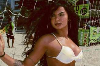 Vinicius Júnior curte praia com amigos e antigos affairs –