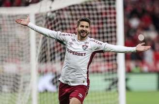 Everaldo chutou e encerrou o jejum de gols com a camisa do Fluminense –