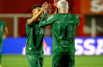 Vila Nova e Coritiba fizeram um jogo tenso nesta quinta-feira (31) –