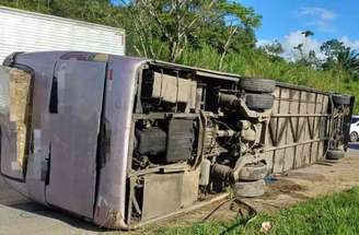 Acidente com ônibus que levava torcida organizada do Bahia até Recife —