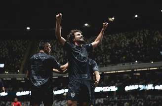 Jogadores se abraçam após o gol –