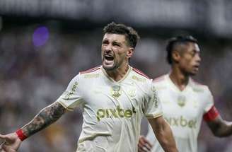 Arrascaeta marca para o Flamengo e celebra. Mas o artilheiro da equipe no Brasileirão saiu no intervalo.