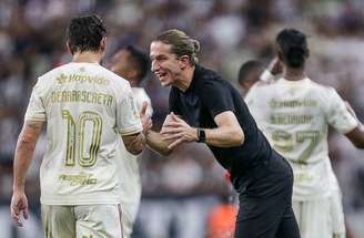 Fotos: Gilvan de Souza/Flamengo - Legenda: Filipe Luís sorri ao lado de Arrascaeta, após o gol no 1 a 1 com o Ceará