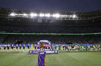 Torcedores do Corinthians provocam palmeirenses com cabeça de porco –