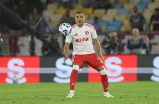 Fotos: Ricardo Duarte / Internacional - Legenda: Carbonero (esquerda) e Mercado (direita) são possíveis desfalques do Internacional para jogos decisivos contra o Flamengo