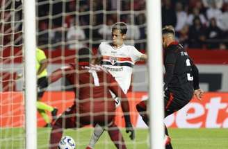 Jogadores são-paulinos um dos gols no triunfo sobre sobre o Vitória –