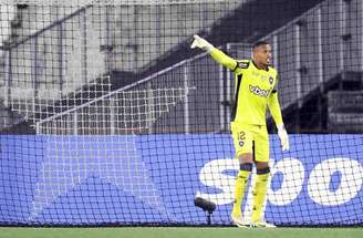 Depois de fracasso nas negociações com o West Ham, John voltou à meta do Botafogo, após duas partidas de afastamento-