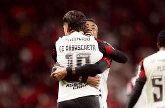Arrascaeta celebra o seu gol, o primeiro do Flamengo sobre o Internacional.