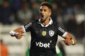 Alex Telles cobra pênalti e marca o gol do empate do Botafogo – 