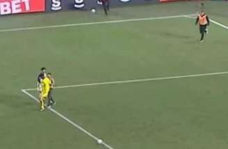 - Reprodução de Vídeo - Legenda: Torcedor do Athletico invadiu o campo e agrediu o goleiro Hugo Souza