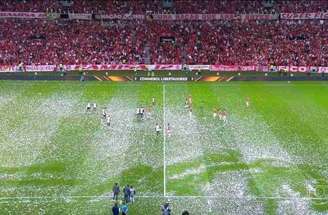 - Reprodução de Vídeo - Legenda: Chuva de papel picado atrasou em 20 minutos jogo contra o Fla pela Libertadores