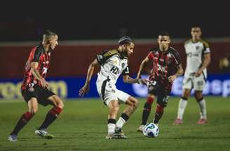 Dudu teve atuação apagada e não conseguiu furar o bloqueio do time baiano –