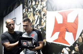 Tchê Tchê (de costas) ficou pouco tempo em campo contra o Botafogo –