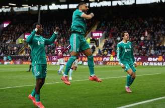 Mac Allister, de verde,  tenta ganhar para o Liverpool a disputa com  Tchaouna, do Burnley. 