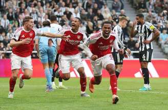 Momento do gol marcado por Gabriel Magalhães na virada do Arsenal sobre o Newcastle –