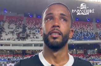 Jorge recebe o carinho dos companheiros após o jogo –