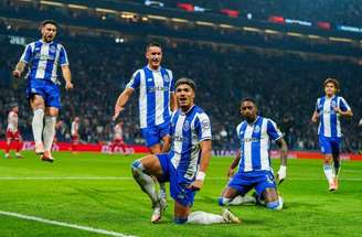 Atacante Gul tenta levar vantagem sobre a defesa do Estrela Vermelha –