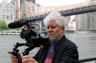 Pedro Almodóvar nos bastidores de 'O Quarto ao Lado', filme em que dirige Tilda Swinton e Julianne Moore